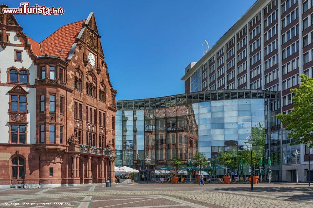 Immagine Il vecchio Municipio di Dortmund (Germania) si riflette nelle vetrate di quello nuovo. Costruito nel 1899 in stile neo rinascimentale, è stato gravemente danneggiato durante i bombardamenti della seconda guerra mondiale  - © Manninx / Shutterstock.com