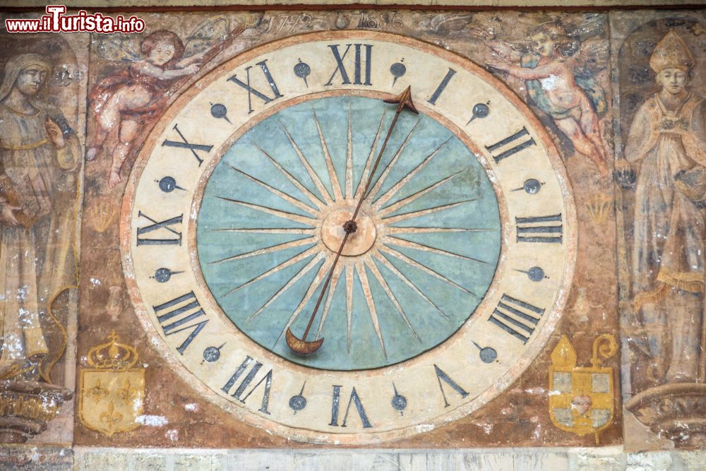 Immagine Il vecchio orologio della chiesa di Saint-Remy a Troyes, Francia.