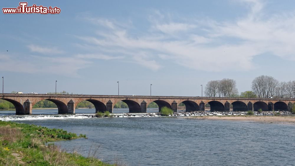 Immagine Il vecchio ponte in pietra sulla Loira a Nevers, Francia.