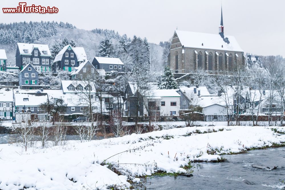 Immagine Il vecchio quartiere residenziale di Beyenburg innevato, Germania. Siamo nei pressi di Wuppertal, nel distretto di Wupper.