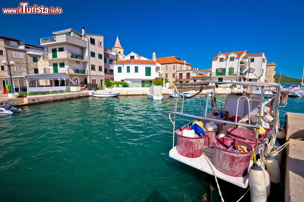 Immagine Il vecchio villaggio dei pescatori di Pirovac, Croazia. La cittadina è caratterizzata da vicoli su cui si affacciano casupole basse e fitte.