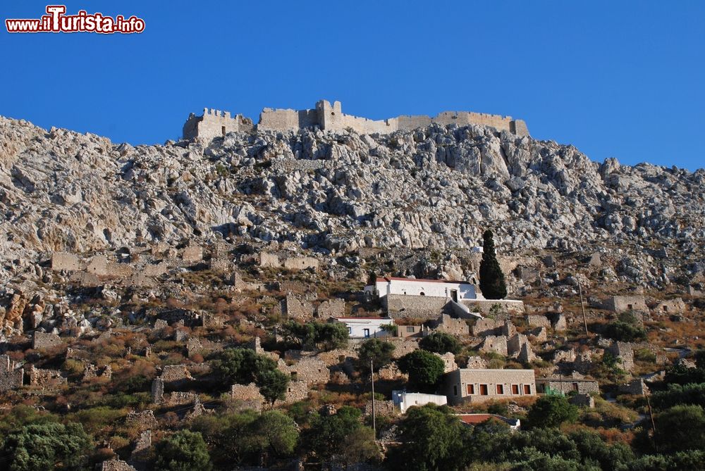 Immagine Il vecchio villaggio di Horio sull'isola greca di Chalki, Dodecaneso. Il castello dei Cavalieri sorge sulla collina soprastante.
