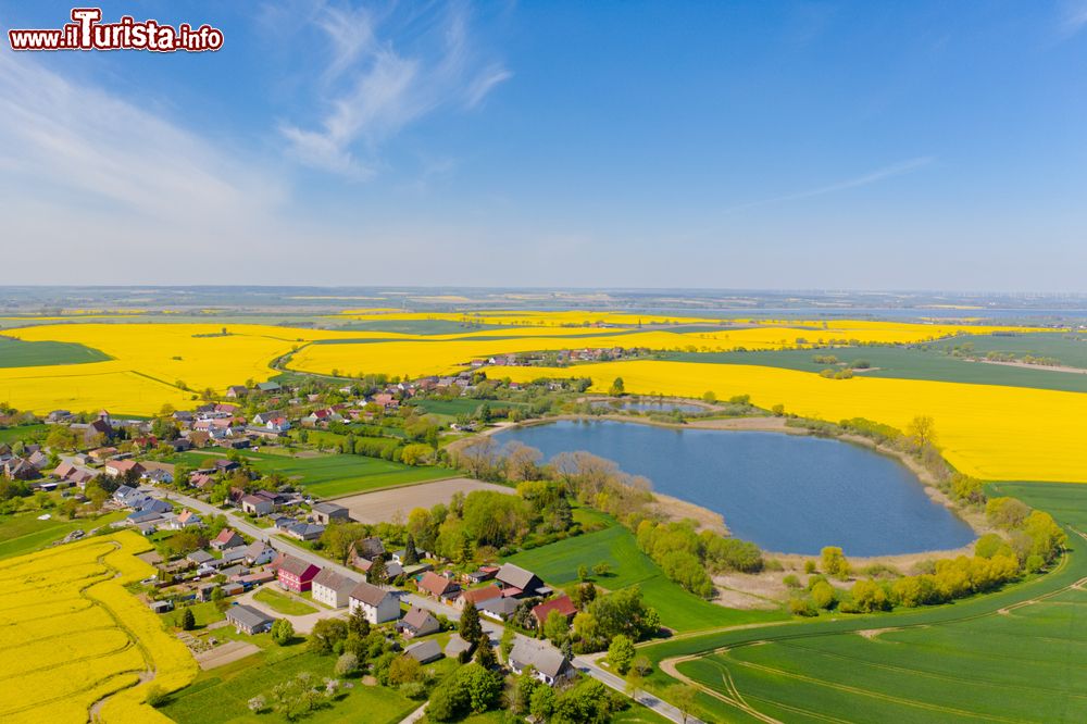 Immagine Il viallaggio di Bertikow nel Uckermark in Brandeburgo, Germania