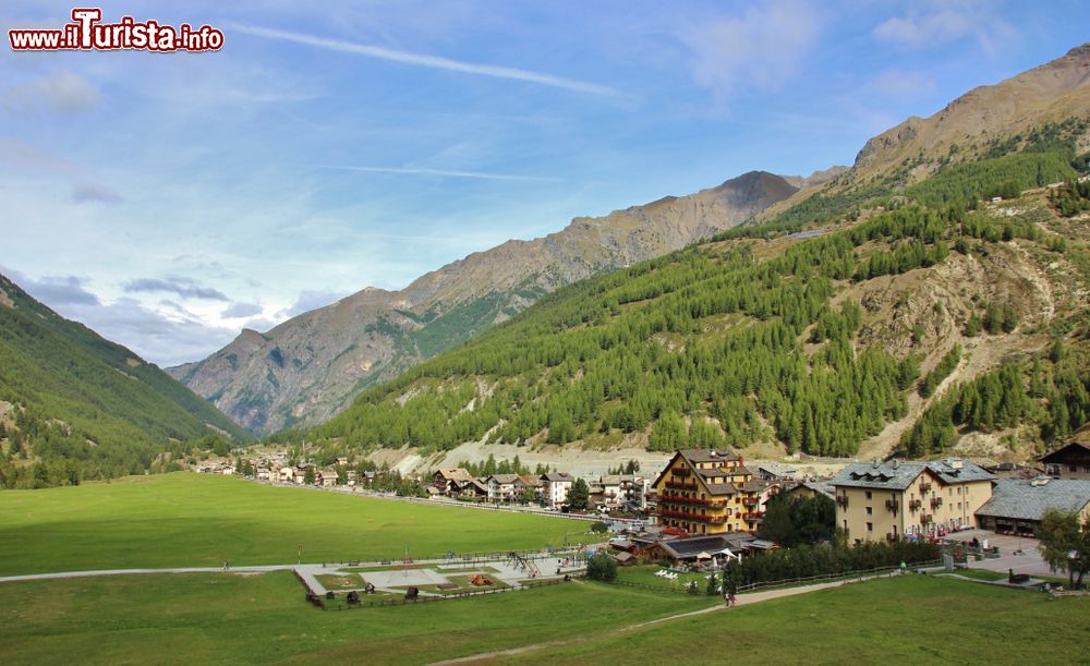 Immagine Il villaggio alpino di Cogne, Valle d'Aosta. Questo grazioso Comune di 1400 abitanti è situato al cospetto del massiccio del Gran Paradiso che dà il nome all'omonimo parco nazionale.
