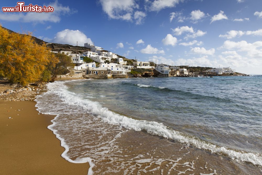 Immagine Il villaggio di Alopronia sull'isola greca di Sikinos: il porto dell'isola è adagiato sul mare in maniera accogliente.