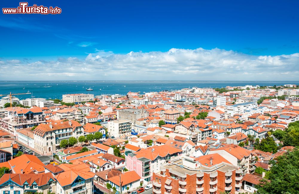 Immagine Il villaggio di Arcachon dall'alto con l'oceano Atlantico sullo sfondo, Francia.