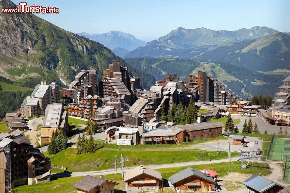 Immagine Il villaggio di Avoriaz visto dall'alto in estate, Alpi francesi. Questa cittadina è famosa anche per la sua architettura con chalet in legno che sembrano confondersi con le rocce.