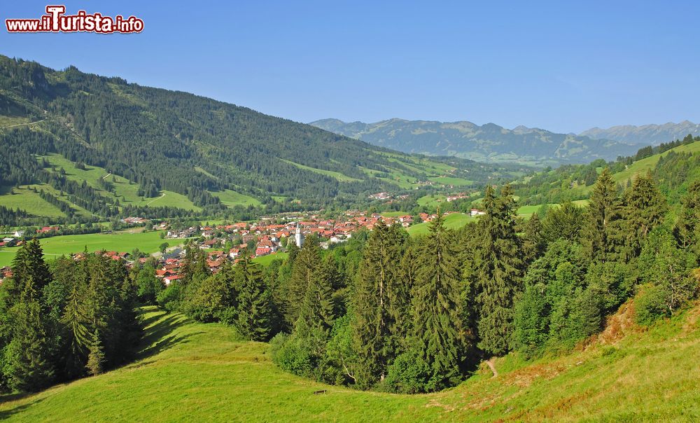 Immagine Il villaggio di Bad Hindelang, Baviera, circondato da boschi e foreste (Germania).