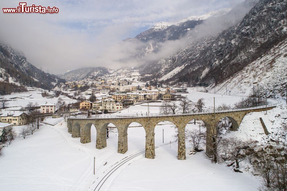 Immagine Il villaggio di Brusio, Alpi svizzere: il viadotto innevato. E' patrimonio culturale dell'Unesco.