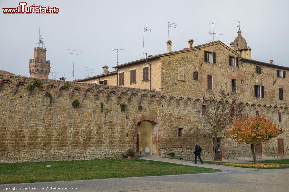 Immagine Il villaggio di Buonconvento in provincia di Siena, Toscana: è una delle località più belle d'Italia - © robertonencini / Shutterstock.com