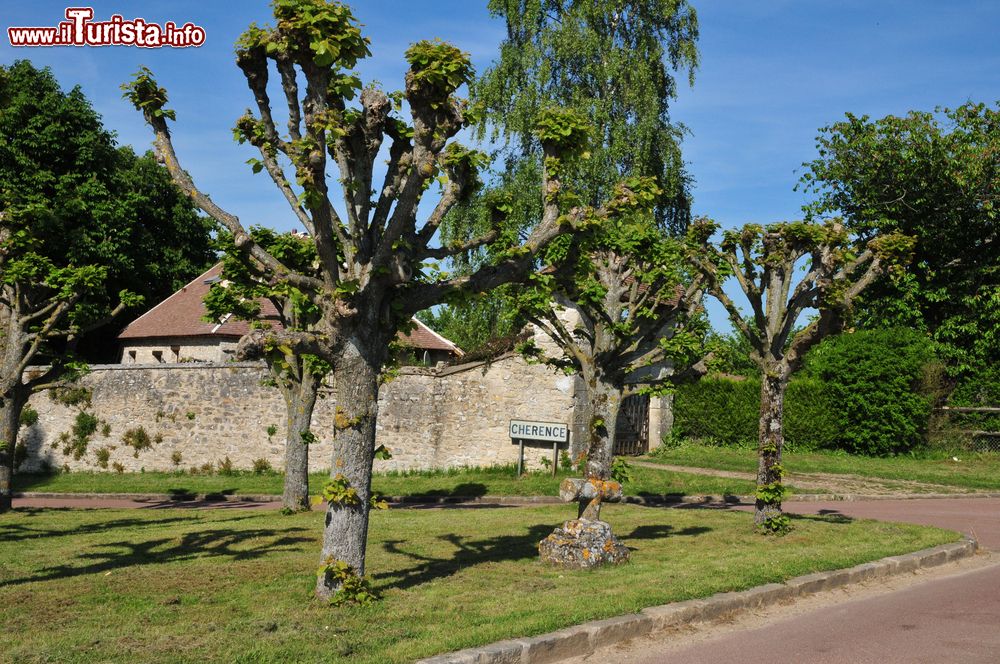 Immagine Il villaggio di Cherence in Val d'Oise, Ile-de-France (Francia). Val d'Oise è uno dei dipartimenti della regione in cui si trova Parigi.