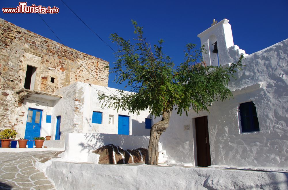 Immagine Il villaggio di Chorio sull'isola di Kimolos, Grecia. Adagiato sul basso crinale, questo borgo è quanto di più autentico si possa trovare nelle Cicladi.