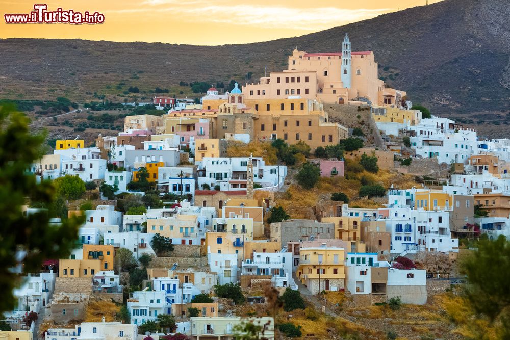 Immagine Il villaggio di Ermopoli con la chiesa di San Giorgio e le tipiche case al crepuscolo, isola di Syros, Grecia.