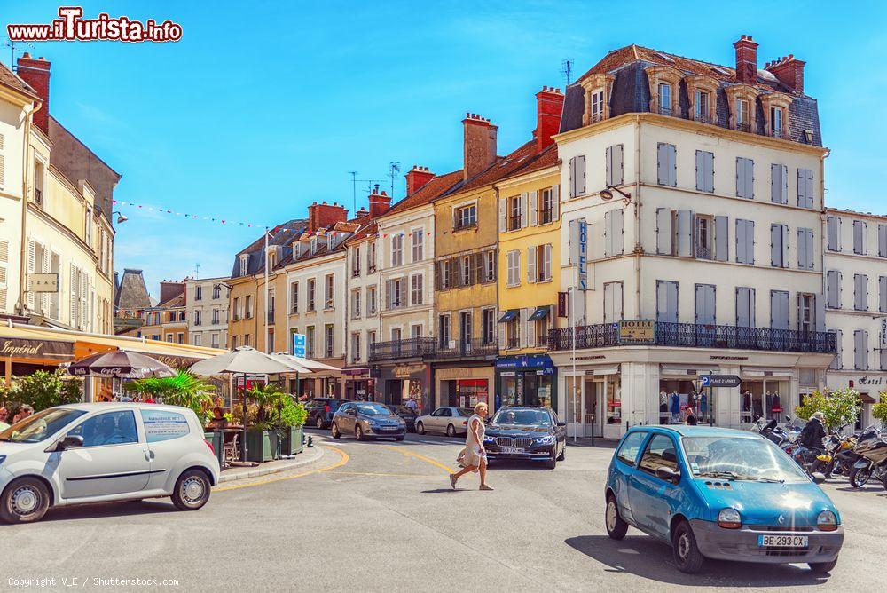 Immagine Il villaggio di Fontainebleau, sobborgo di Parigi (Francia) con edifici e palazzi - © V_E / Shutterstock.com