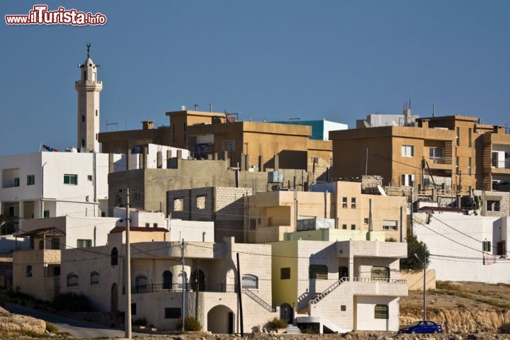 Immagine Il villaggio di Karak visto dall'alto del castello, Giordania. La città di Karak si trova a metà strada fra Petra e Amman e rappresenta una sosta classica lungo questo itinerario. Nell'immagine, alcune abitazioni del centro cittadino - © OPIS Zagreb / Shutterstock.com