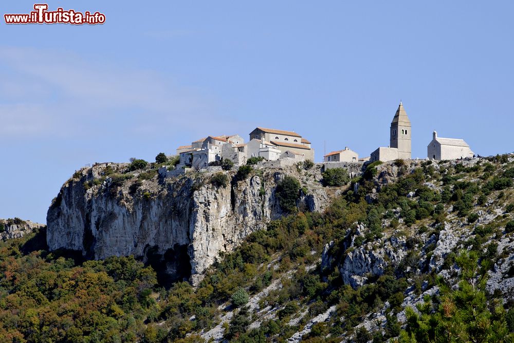 Immagine Il villaggio di Lubenice sull'isola di Cres visto dal basso, Croazia. Sorge su uno sperone roccioso.