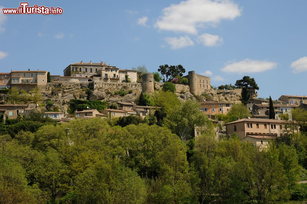Immagine Il villaggio di Menerbes, Francia. Costruito su uno sperone roccioso del Luberon, questo borgo è considerato uno dei più belli di Francia.