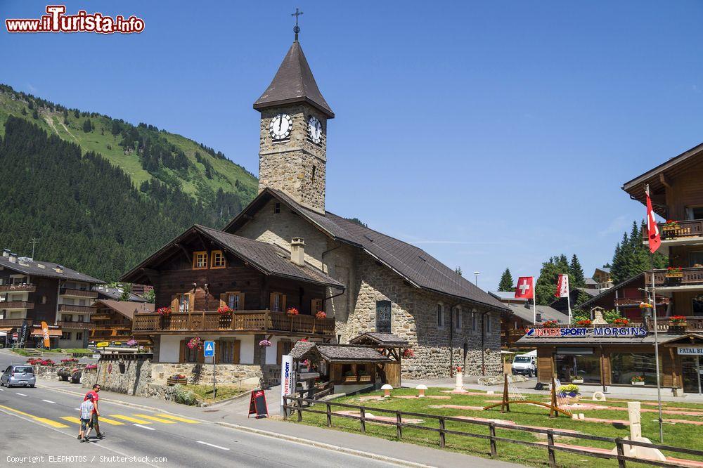 Immagine Il villaggio di Morgins, località sciistica della Svizzera. Sullo sfondo una vecchia chiesa del paese - © ELEPHOTOS / Shutterstock.com