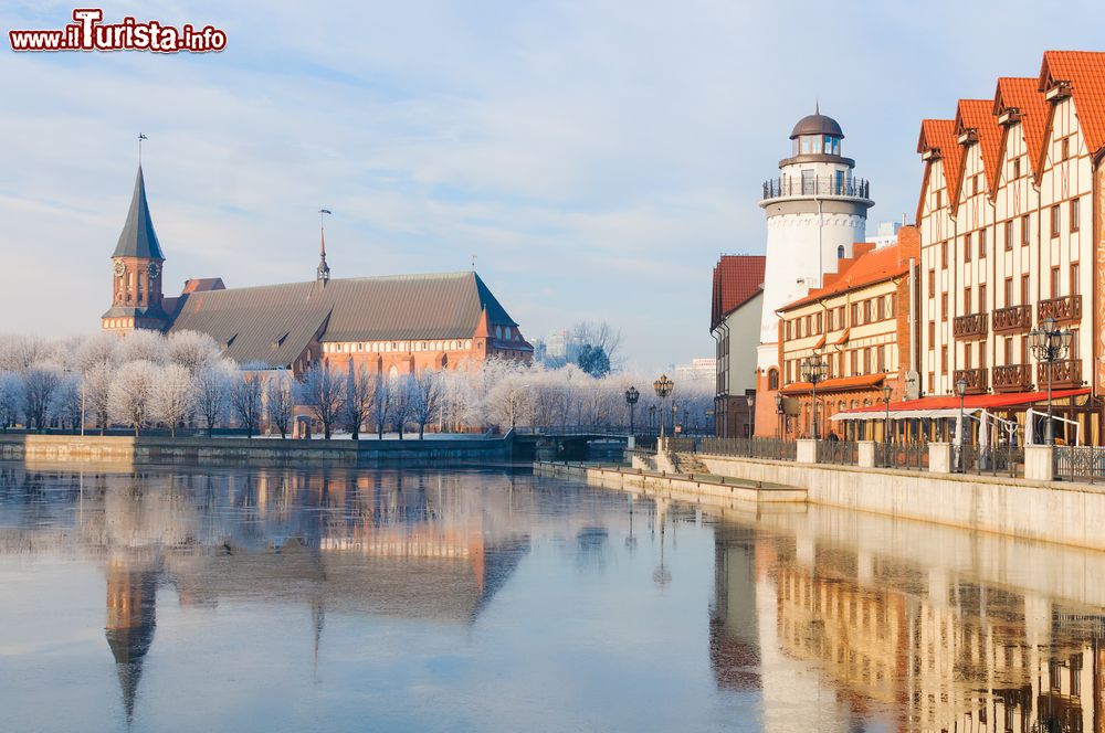 Immagine Il villaggio di pescatori e la cattedrale di Kaliningrad, Russia, in una giornata invernale.