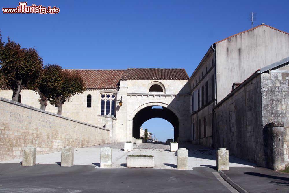 Immagine Il villaggio di Pons (Francia) con l'Ospedale dei Pellegrini. Noto anche come Hopital Neuf, fa parte dei monumenti storici nazionali dal 1879.