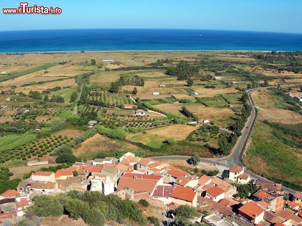 Immagine Il villaggio di Posada, la costa e il mare della Sardegna - © gaspart - Flickr, CC BY 2.0, Wikipedia