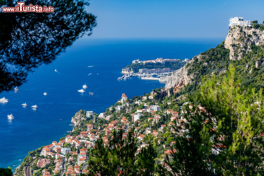 Immagine Il villaggio di Roquebrune-Cap-Martin affacciato sul mar Mediterraneo, Costa Azzurra