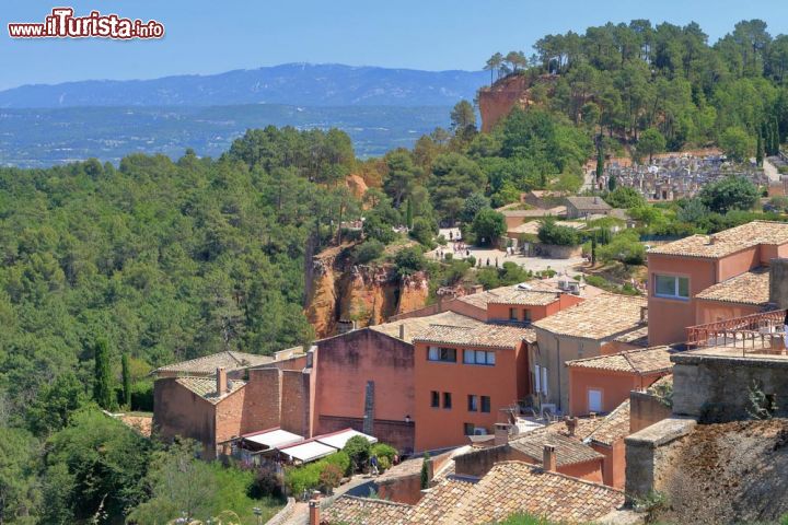 Immagine Il villaggio di Roussillon, nel dipartimento della Vaucluse, si trova all'interno del Parco naturale regionale del Luberon, iscritto nella lista del Patrimonio dell'Umanità dell'UNESCO come Riserva della Biosfera -  © Inu / Shutterstock.com