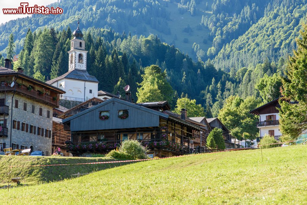 Immagine Il Villaggio di Sauris in Friuli, tra i monti della Carnia