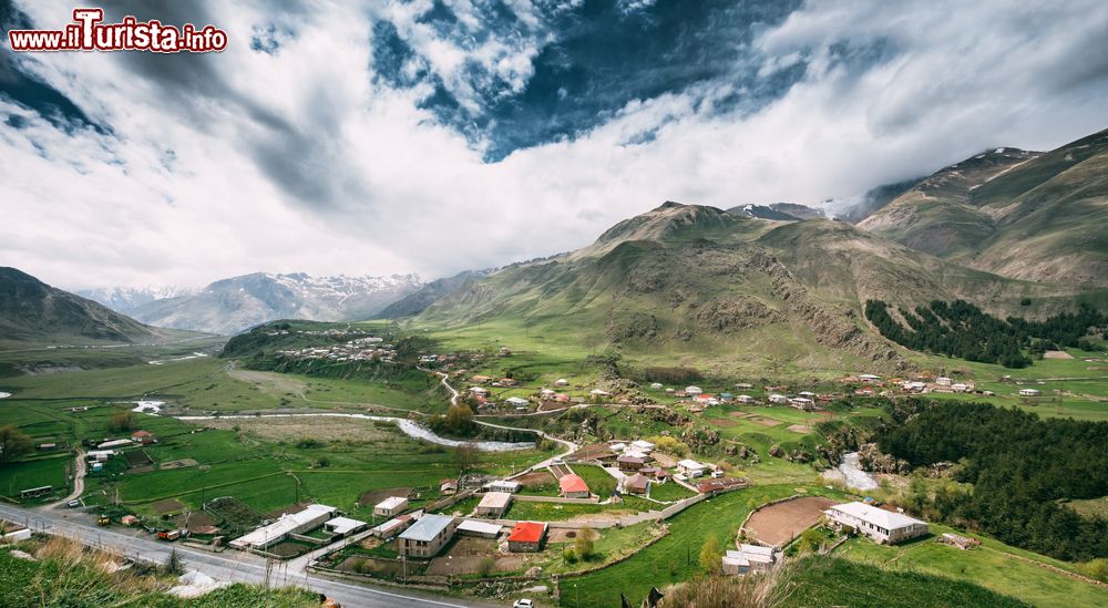 Immagine Il villaggio di Tkarsheti nel distretto di Kazbegi, Georgia. Un suggestivo panorama dall'alto in primavera.