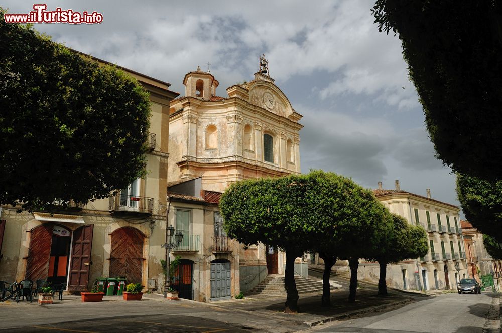 Immagine Il villaggio di Venafro, provincia di Isernia, con un'antica chiesa (Molise).