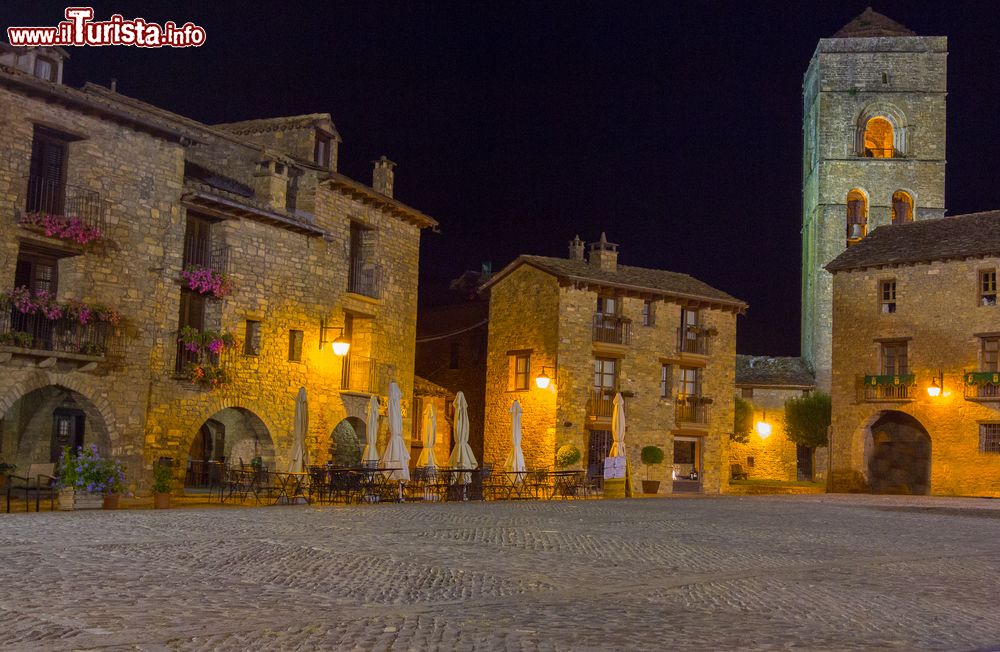 Immagine Il villaggio medievale di Ainsa, Pirenei, Spagna, di notte. Questo grazioso paesino in provincia di Huesca sorge a 589 metri di altitudine sul livello del mare.