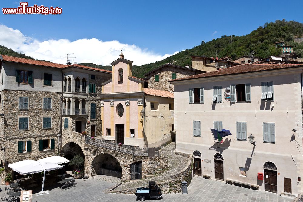 Immagine Il villaggio medievale di Apricale con la bella piazza centrale, provincia di Imperia, Liguria.