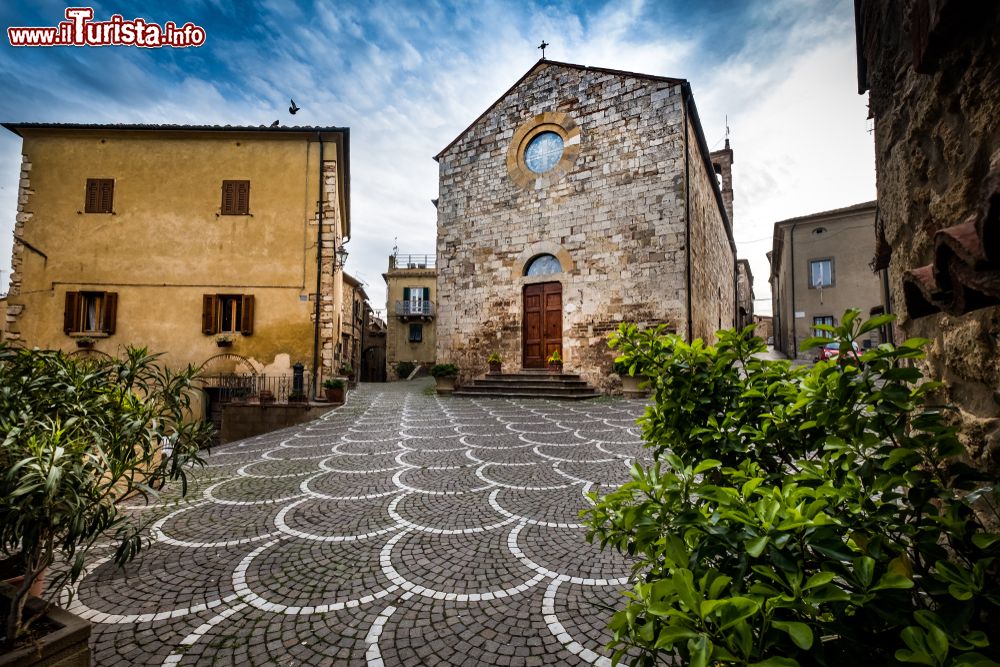 Immagine Il villaggio medievale di Bibbona in Toscana con la chiesa parrocchiale di Sant'Ilario in Piazza XX Settembre