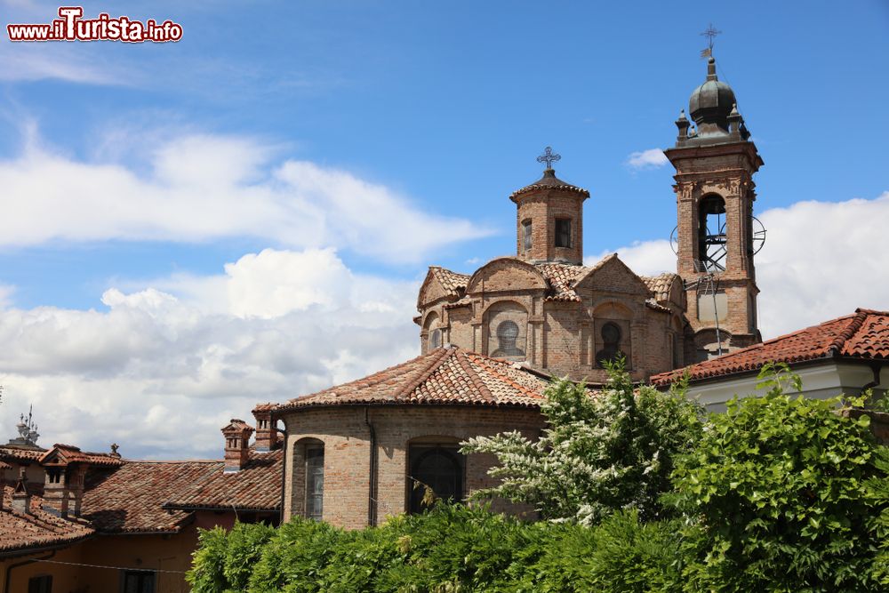 Immagine Il villaggio medievale di Neive, provincia di Cuneo, Piemonte. Fa parte dei borghi più belli d'Italia creato dalla Consulta del Turismo dell'Associazione dei Comuni Italiani.