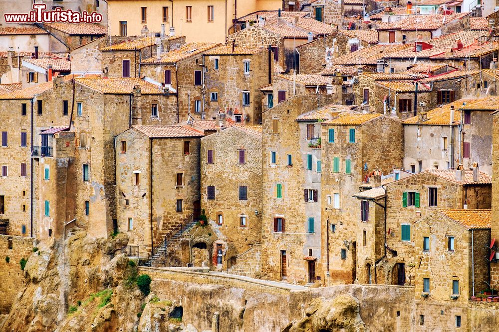 Immagine Il villaggio medievale di Pitigliano, Toscana. Le case del paese si affacciano dalla rupe tufacea su cui sorge il borgo.