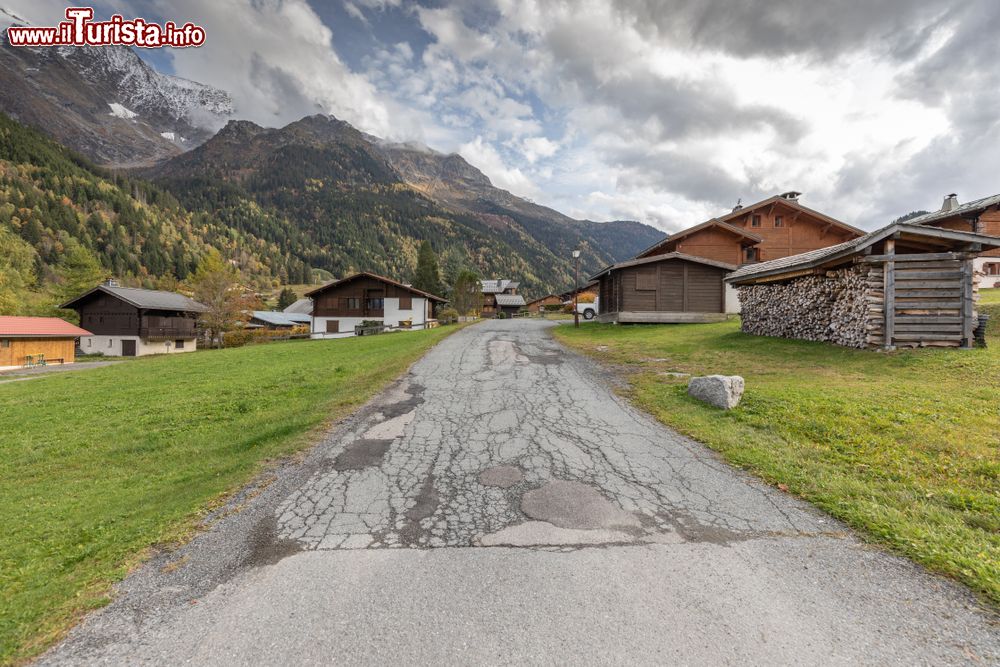 Immagine Il villaggio rurale nelle Alpi francesi di Les Contamines-Montjoie. Meta piacevole e rilassante si in inverno che in estate, questo borgo è collegato al vasto comprensorio sciistico di Evasion Mont- Blanc.