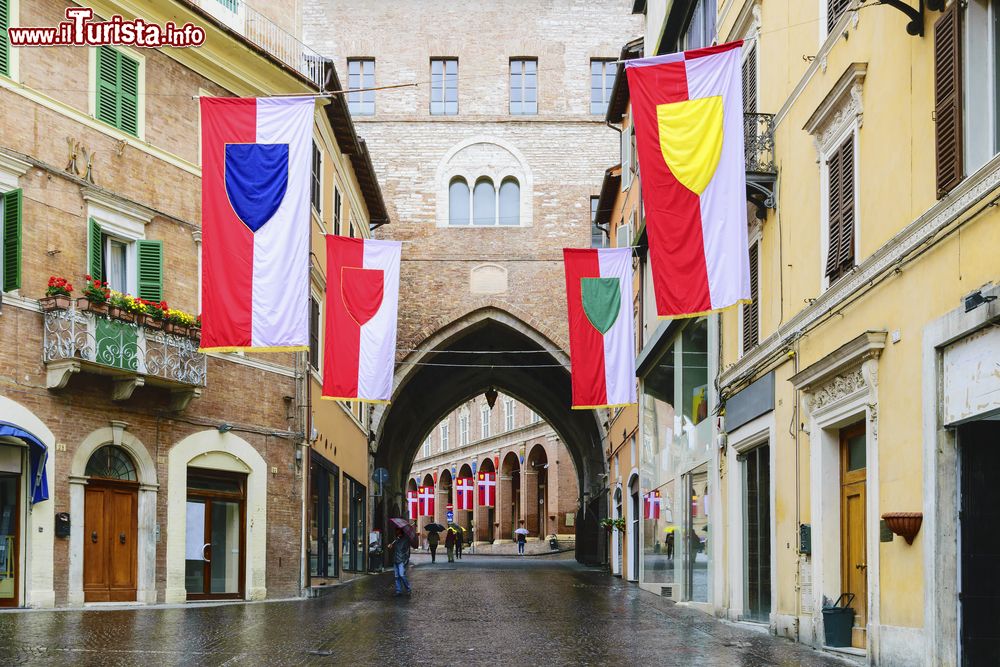 Immagine Il cosiddetto Voltone, il grande arco gotico del Palazzo del Podestà di Fabriano