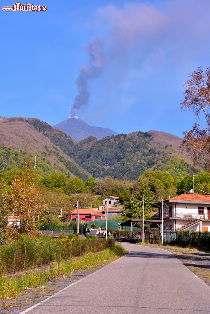 Immagine Il vulcano Etna in eruzione, fotografato da Zafferana Etnea in Sicilia