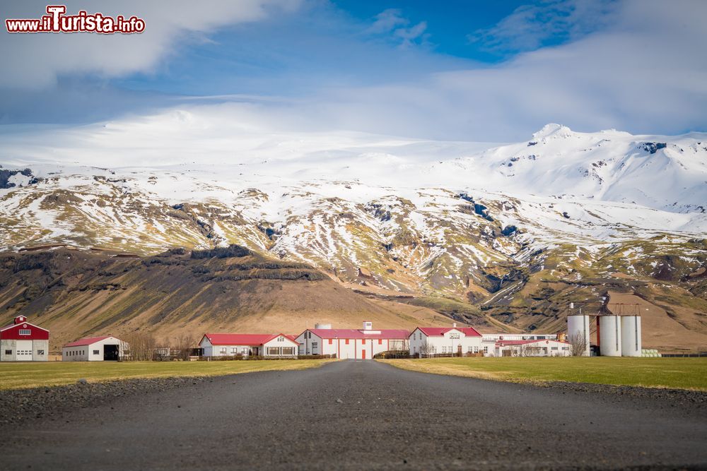 Immagine Il vulcano Eyjafjallajokull in inverno, Islanda. Il pennacchio di cenere durante un'eruzione sopra la fattoria Thorvaldseyri. Prima del 2010, l'ultima eruzione avvenne dal 1821 al 1823 e causò un'inondazione dovuta allo scioglimento dei ghiacciai che arrecò notevoli danni.