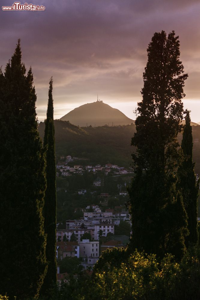 Immagine Il vulcano Puy-de-Dome visto dalla città di Clermont-Ferrand, Francia. Situato nella catena montuosa del Massiccio Centrale dell'omonimo dipartimento s'innalza per 1464 metri.