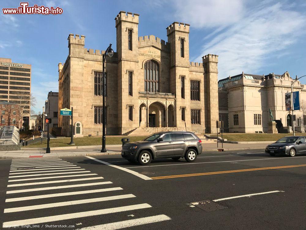 Immagine Il Wadsworth Atheneum di Hartford, Connecticut (USA). Questo spazio museale è dedicato all'arte decorativa, antica, moderna e contemporanea. Nel 1931 ha ospitato la prima esposizione internazionale surrealista degli Stati Uniti - © singh_lens / Shutterstock.com