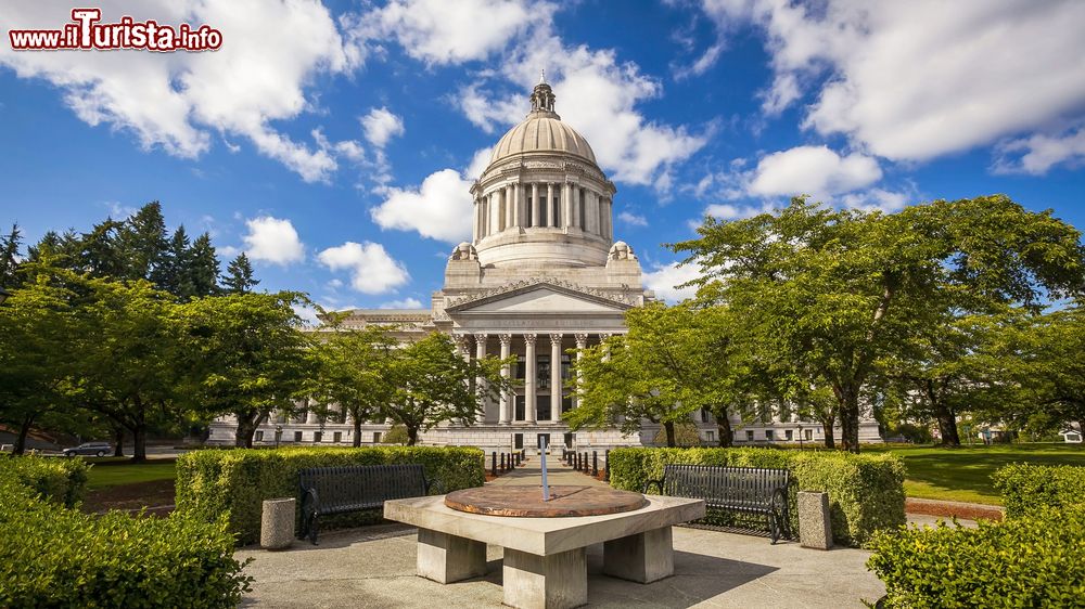 Immagine Il Washington State Capitol di Olympia, Stati Uniti. Sede del governo dello stato di Washington, questo elegante edificio ospita anche gli uffici del governatore e quelli della Corte Suprema.