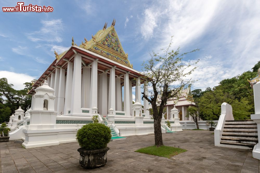 Immagine Il Wat Chaloem Phrakiat a Nonthaburi, Thailandia: qui tutte le pagode sono aperte al pubblico. Le due principali si raggiungono con la scala mentre per le altre è necessario utilizzare percorsi ferrati.