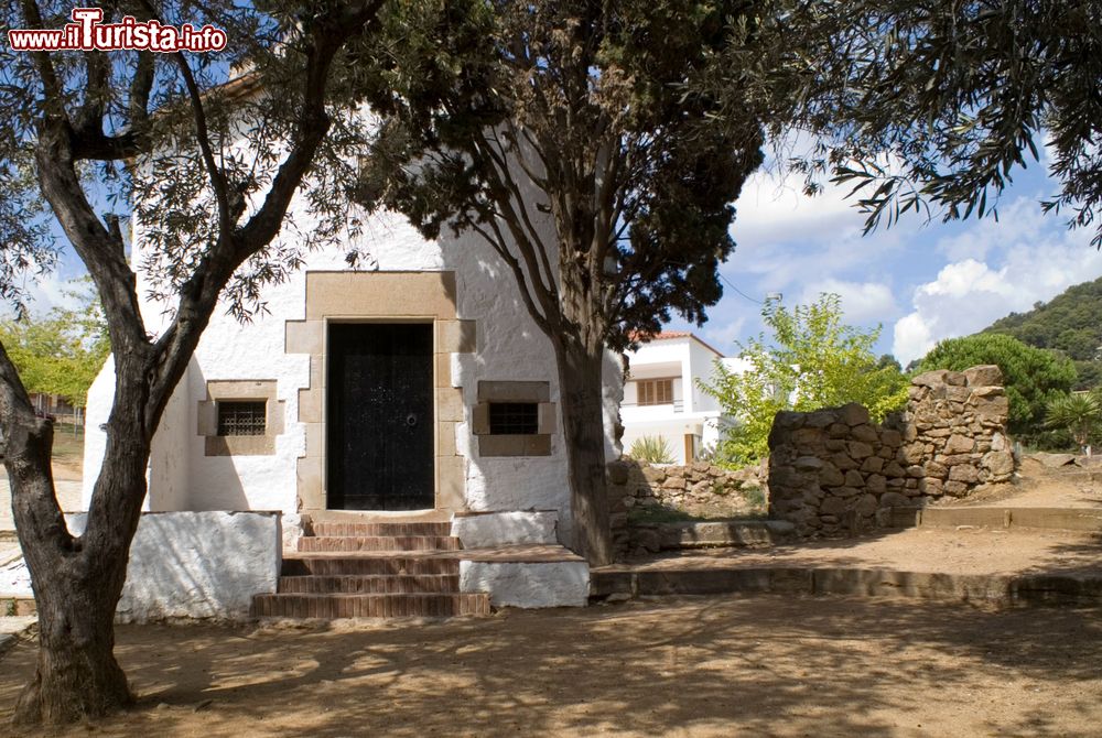 Immagine Il White Hermitage del XVII° secolo a Blanes, Costa Brava, Spagna.