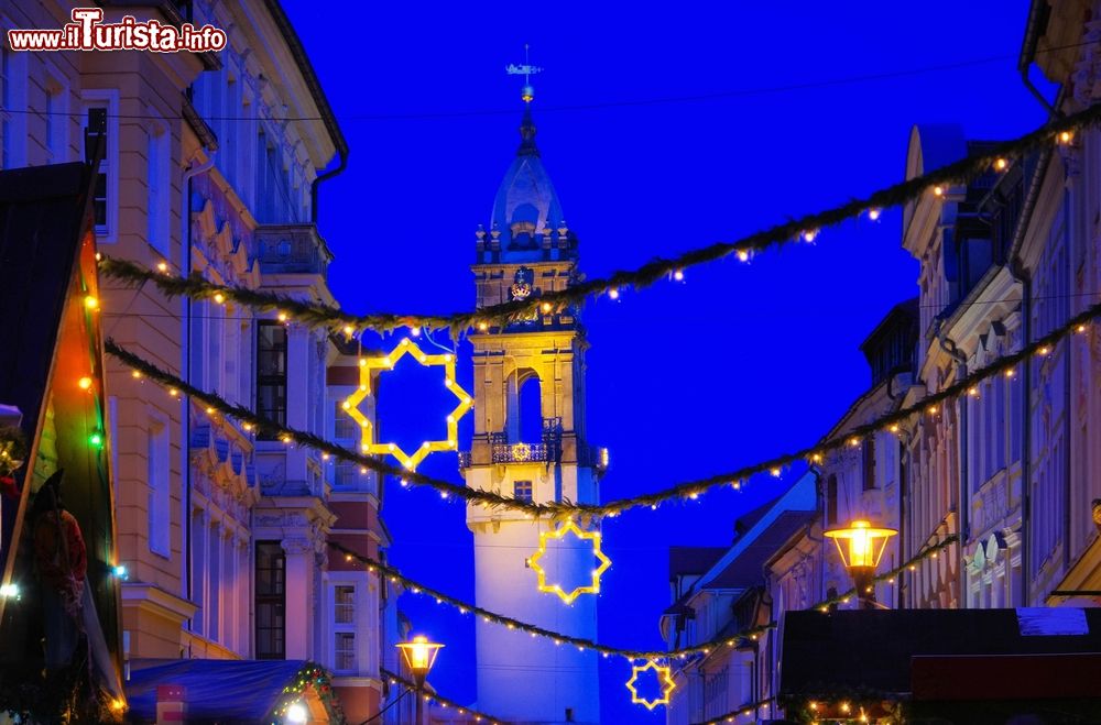 Immagine Illuminazioni natalizie by night nel centro storico di Bautzen, Germania. Qui, ogni anno, si svolge il tradizionale mercato dell'Avvento che ospita bancarelle con prodotti d'artigianato locale e di gastronomia.