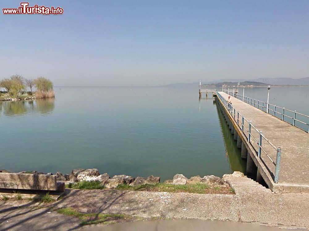 Immagine L'Imbarcadero di Sant'Arcangelo sul Lago Trasimeno in Umbria. Sullo sfondo l'Isola Polvese
