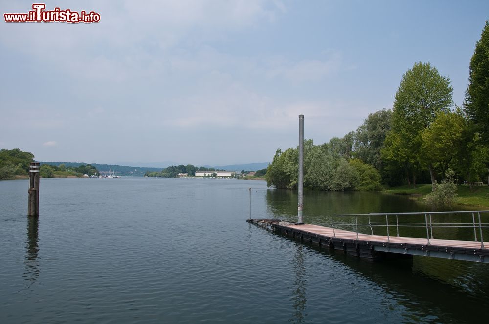 Immagine Imbarcadero sul fiume Ticino a Sesto Calende, Lombardia.