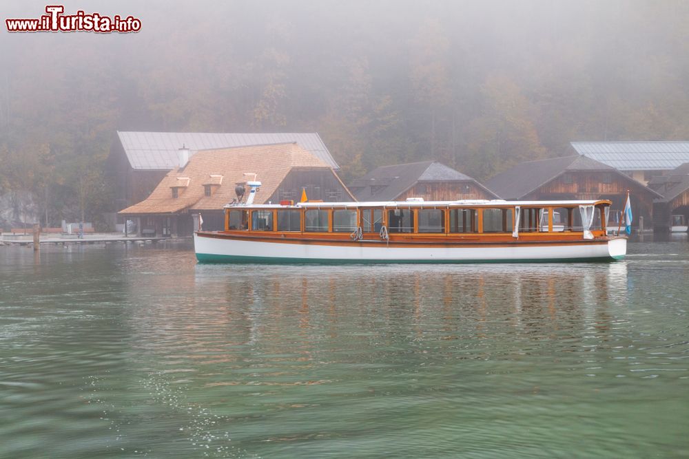 Immagine Un'imbarcazione turistica sul lago Konigssee con la nebbia, Berchtesgaden National Park, Germania. Sullo sfondo, i monti Watzmann nei pressi del confine fra Germania e Austria.