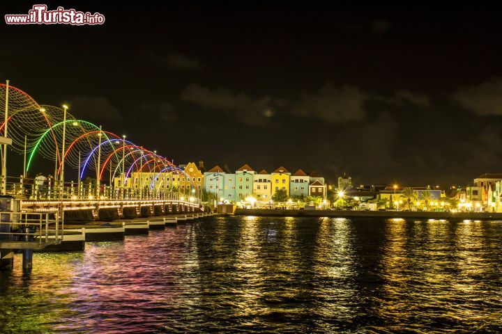 Immagine Un'immagine by night di Willemstad con il ponte galleggiante illuminato, Curacao, Regno dei Paesi Bassi. Questo ponte, noto come della Regina Emma, è formato da barche e unisce 2 quartieri storici della città come Punda e Otrabanda. Una trentina di volte al giorno si apre completamente.