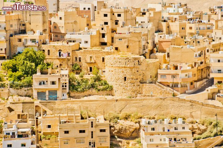 Immagine Immagine dall'alto del centro di Karak, Giordania. E' il colore ocra di edifici e abitazioni di questo angolo del centro cittadino a creare un'atmosfera asuggestiva a Karak - © Anton_Ivanov / Shutterstock.com